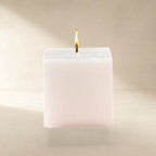 MUMSAN CANDLE beyaz küp mum, 7x7x7 cm, sade ve zarif tasarımıyla evinize şıklık katıyor.