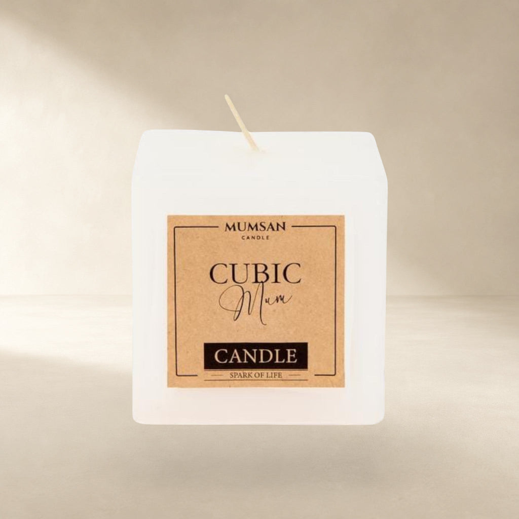 MUMSAN CANDLE beyaz küp mum, 7x7x7 cm boyutlarında, sade ve modern tasarımıyla evinize şıklık katar.