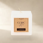 MUMSAN CANDLE beyaz küp mum, 7x7x7 cm boyutlarında, sade ve modern tasarımıyla evinize şıklık katar.