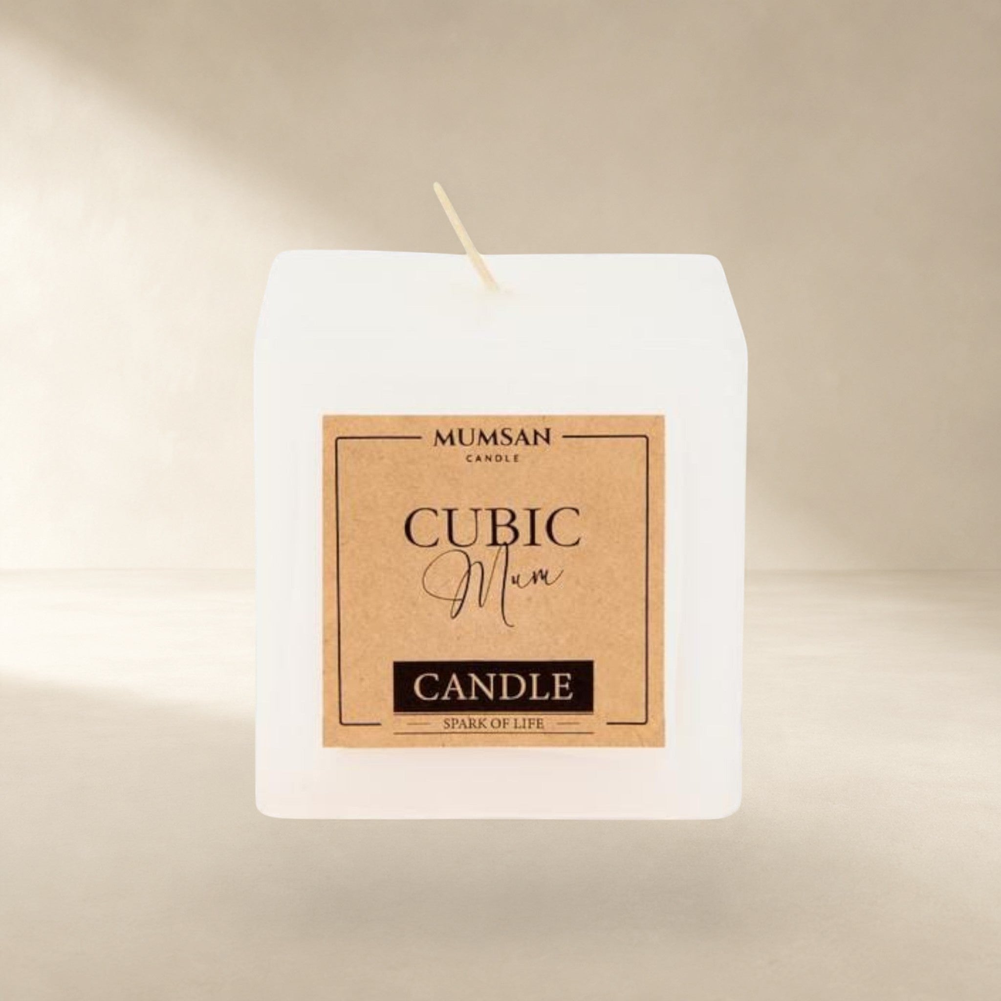 MUMSAN CANDLE beyaz küp mum, 7x7x7 cm boyutlarında, sade ve modern tasarımıyla evinize şıklık katar.