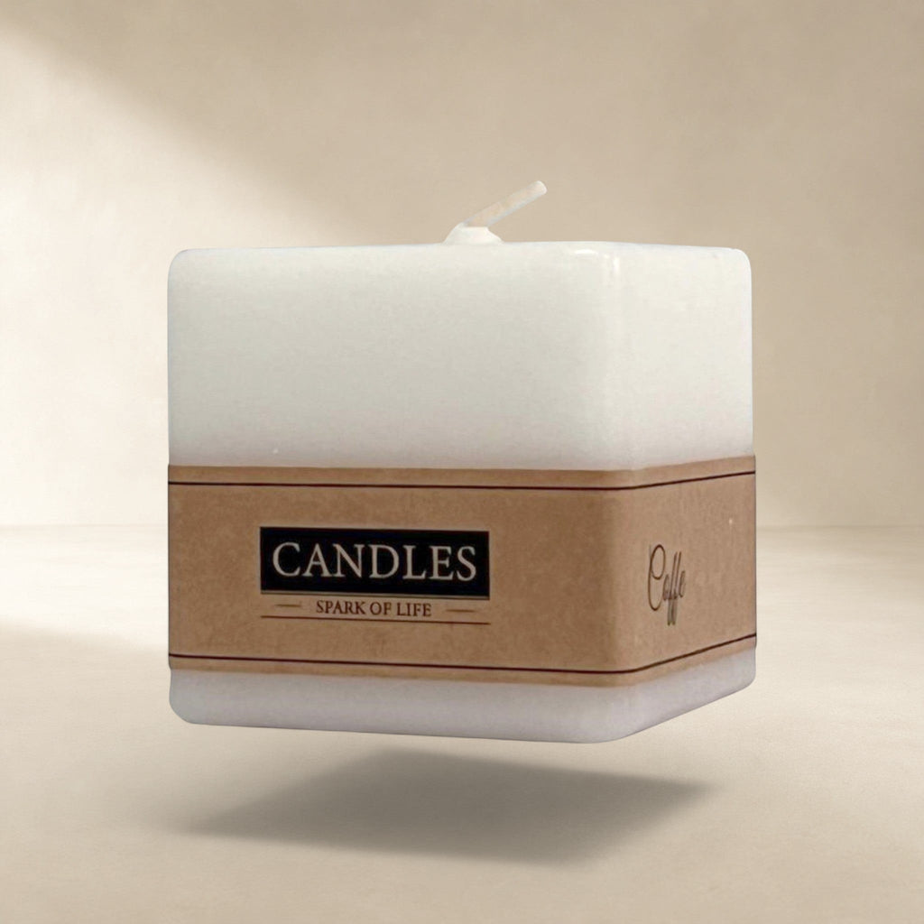 MUMSAN CANDLE beyaz kare küp mum, 7x7x7 cm boyutlarında, 20 saat yanma süresi, ev dekorasyonu için ideal.