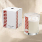 MUMSAN CANDLE Atina Bardak Mum, cam bardakta beyaz kokulu mum, kırmızı desenli etiketli, kutusu yanında.
