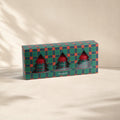 MUMSAN CANDLE 3'lü Baton Mum Hediye Seti, parafin malzemeden, 5x7 cm, kahverengi, 9 saat yanma süreli, leopar desenli kutulu.