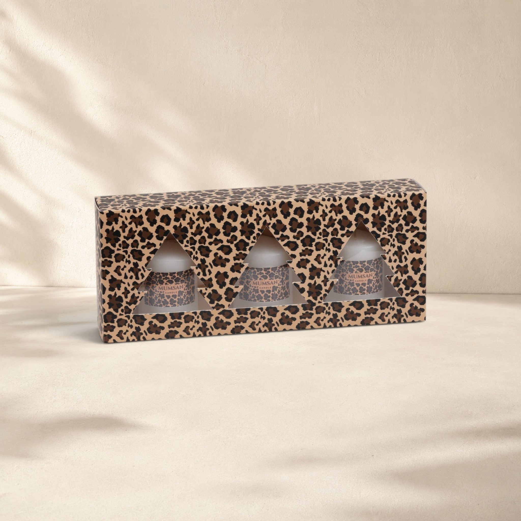 MUMSAN CANDLE 3'lü Baton Mum Hediye Seti, kahverengi, parafin malzemeden, 5x7 cm, 9 saat yanma süresi, leopar desenli kutu.