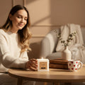 MUMSAN CANDLE beyaz küp mum, 7x7x7 cm boyutlarında, sade ve modern tasarımıyla evinize sıcaklık katıyor.