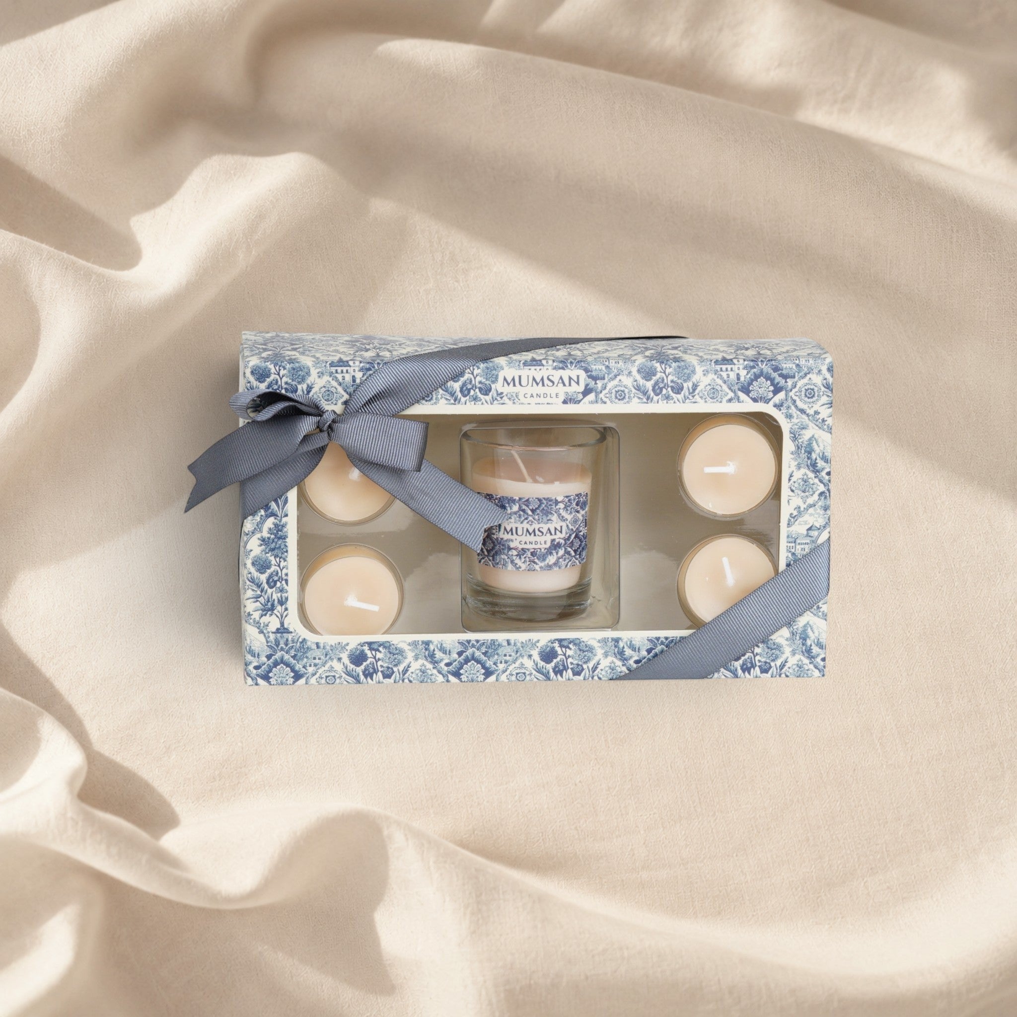 MUMSAN CANDLE Hediye Seti - 3: 1 bardak mum ve 4 aromalı kapsül içeren dekoratif mum seti. Mavi desenli kutu ve kurdele.