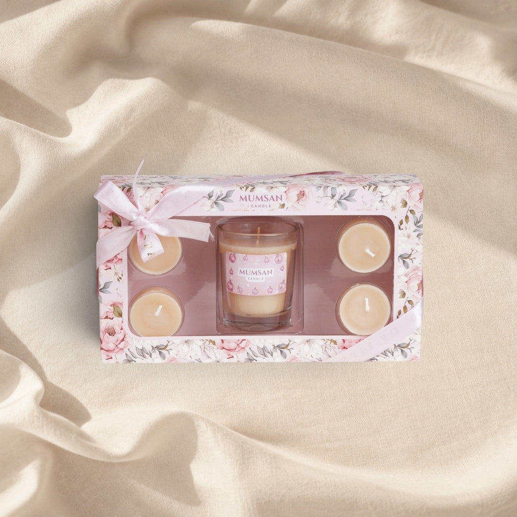 MUMSAN CANDLE Hediye Seti - 3: 1 bardak mum ve 4 aromalı kapsül içeren dekoratif mum seti. Krem rengi mumlar, pembe çiçekli kutu.
