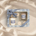 MUMSAN CANDLE Hediye Seti: 1 baton mum, 1 bardak mum ve 4 kapsül mum içeren, mavi desenli kutuda şık bir set.