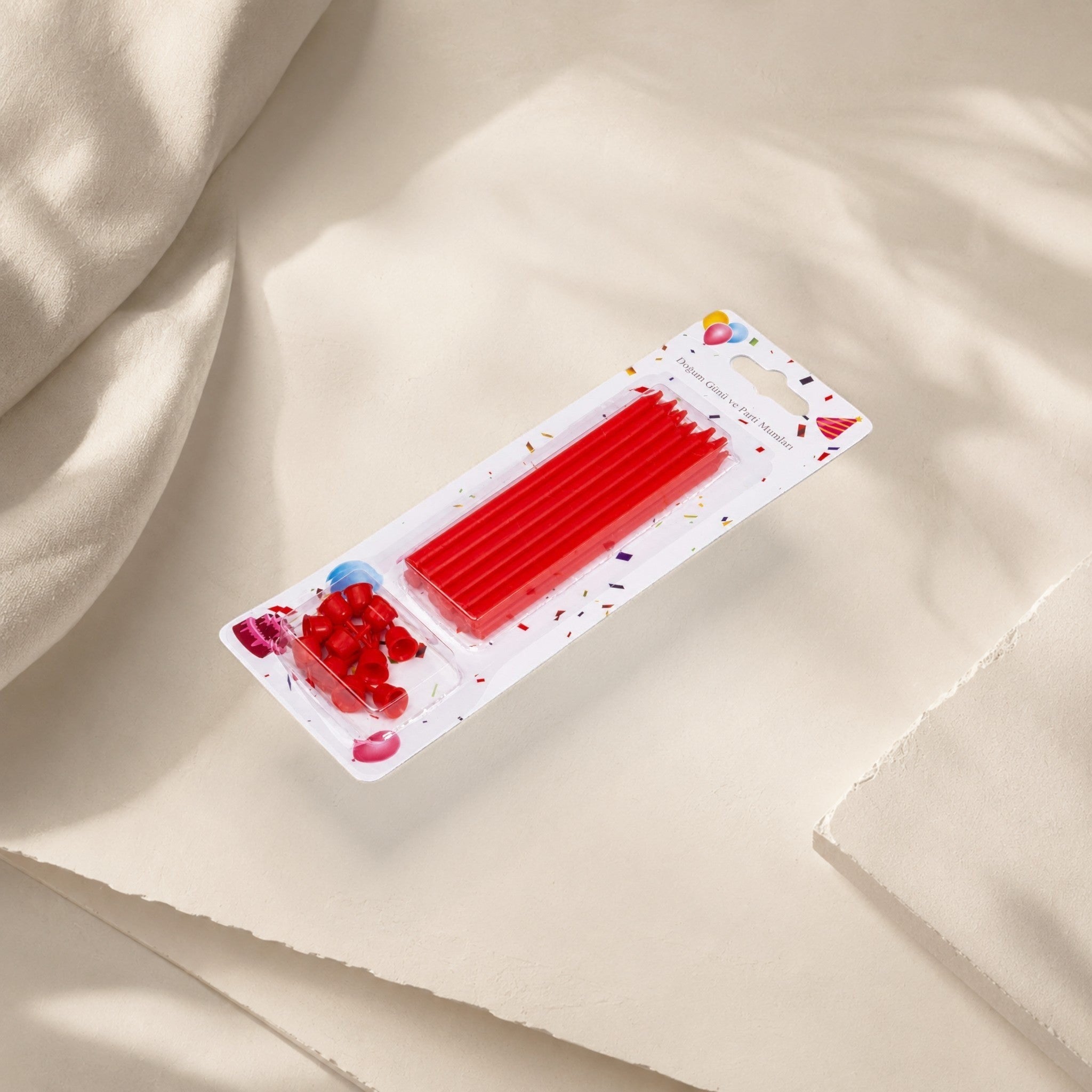 MUMSAN CANDLE 10 cm kırmızı parti mumları, doğum günü pastaları ve kutlamalar için ideal. Paket içinde mumlar ve mum tutucuları bulunur.