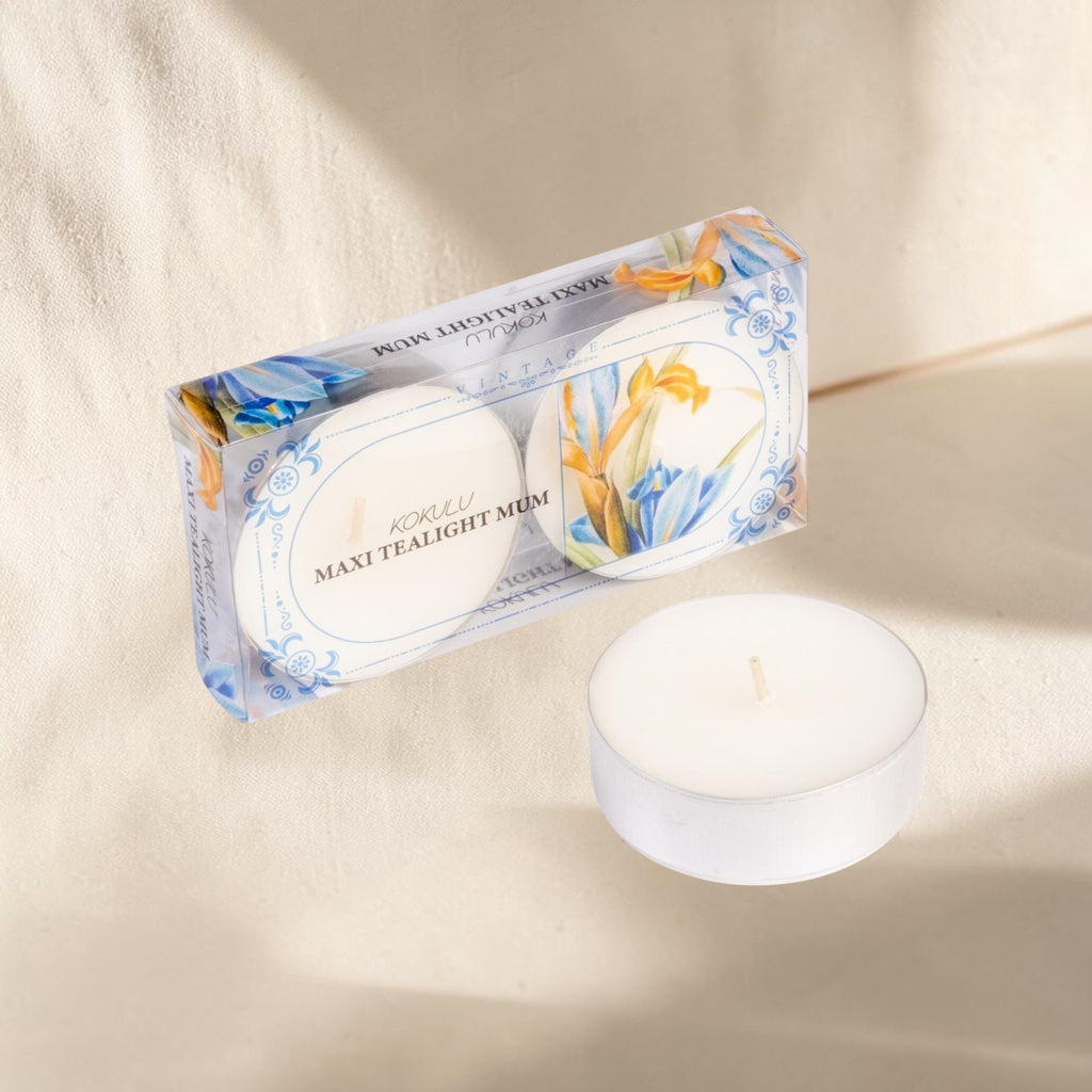 MUMSAN CANDLE 2'li şeffaf maxi tealight kokulu mum seti, beyaz renkli, çiçek desenli ambalajlı ve tekli olarak sunuluyor.
