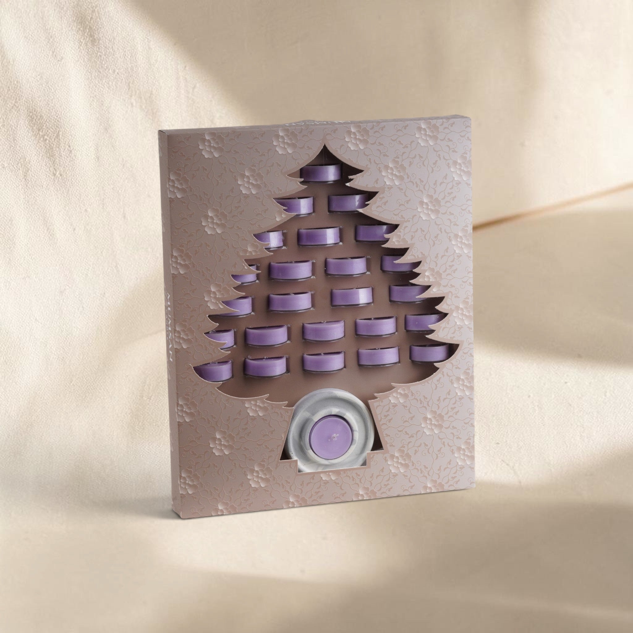 MUMSAN CANDLE 25'li çam ağacı şeklinde kutuda mor tealight mum seti. Yoğun kokulu, uzun yanma süreli.