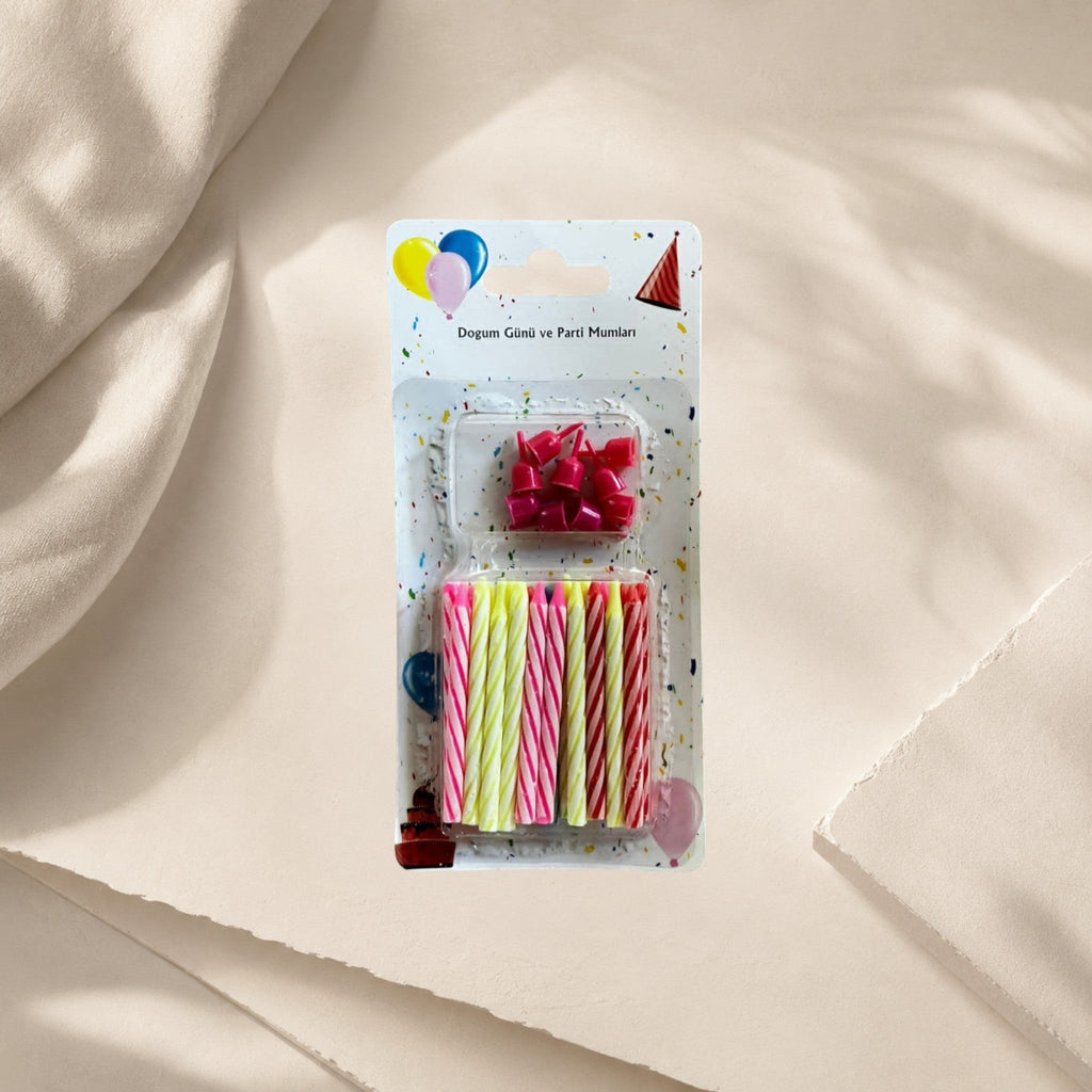 MUMSAN CANDLE 20'li parti ve pasta mumu seti, pembe ve sarı çizgili mumlar ve pembe mumluklar içerir.