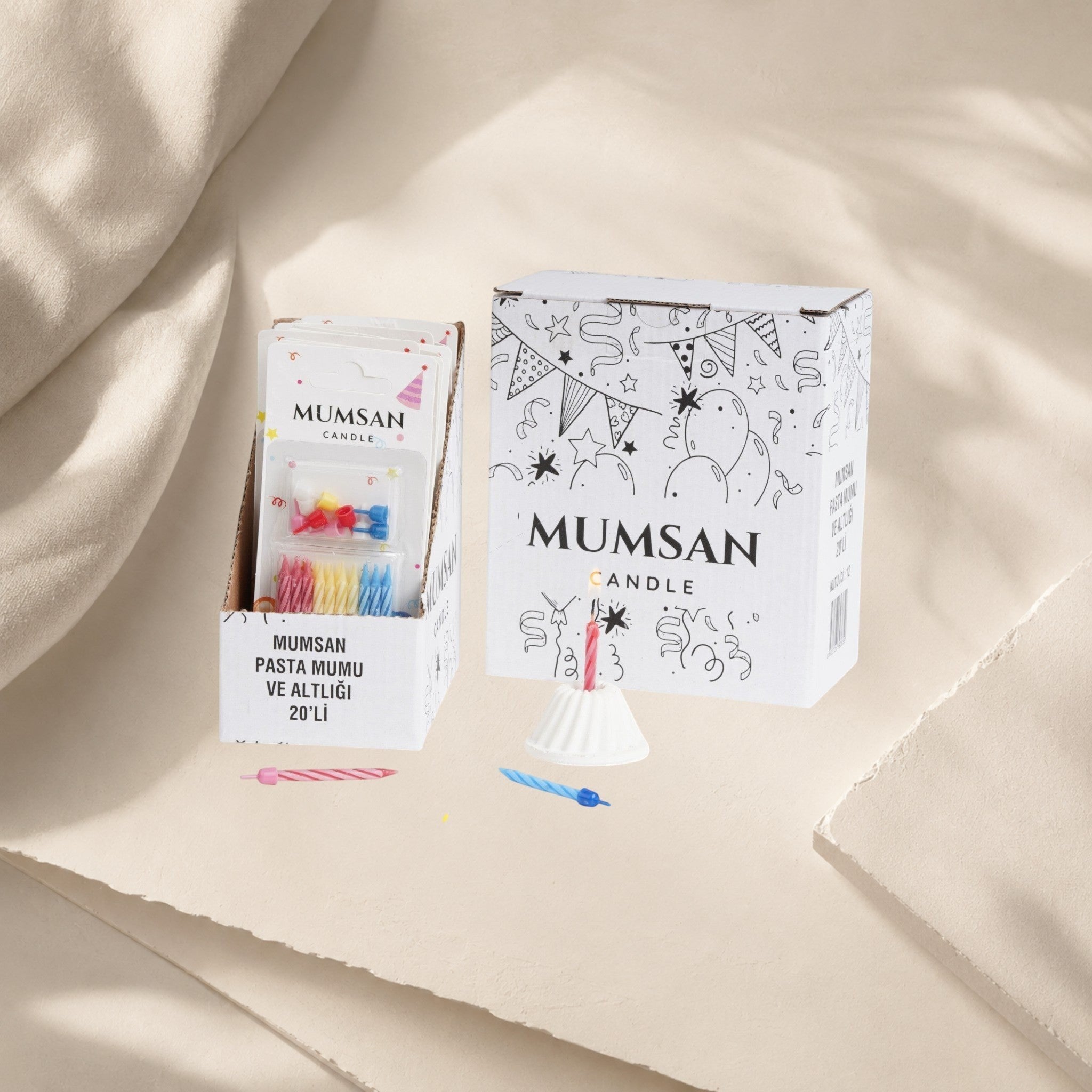MUMSAN CANDLE 20'li pasta mumu ve altlığı seti, renkli ve çizgili mumlar içerir. Kutlamalar için ideal.