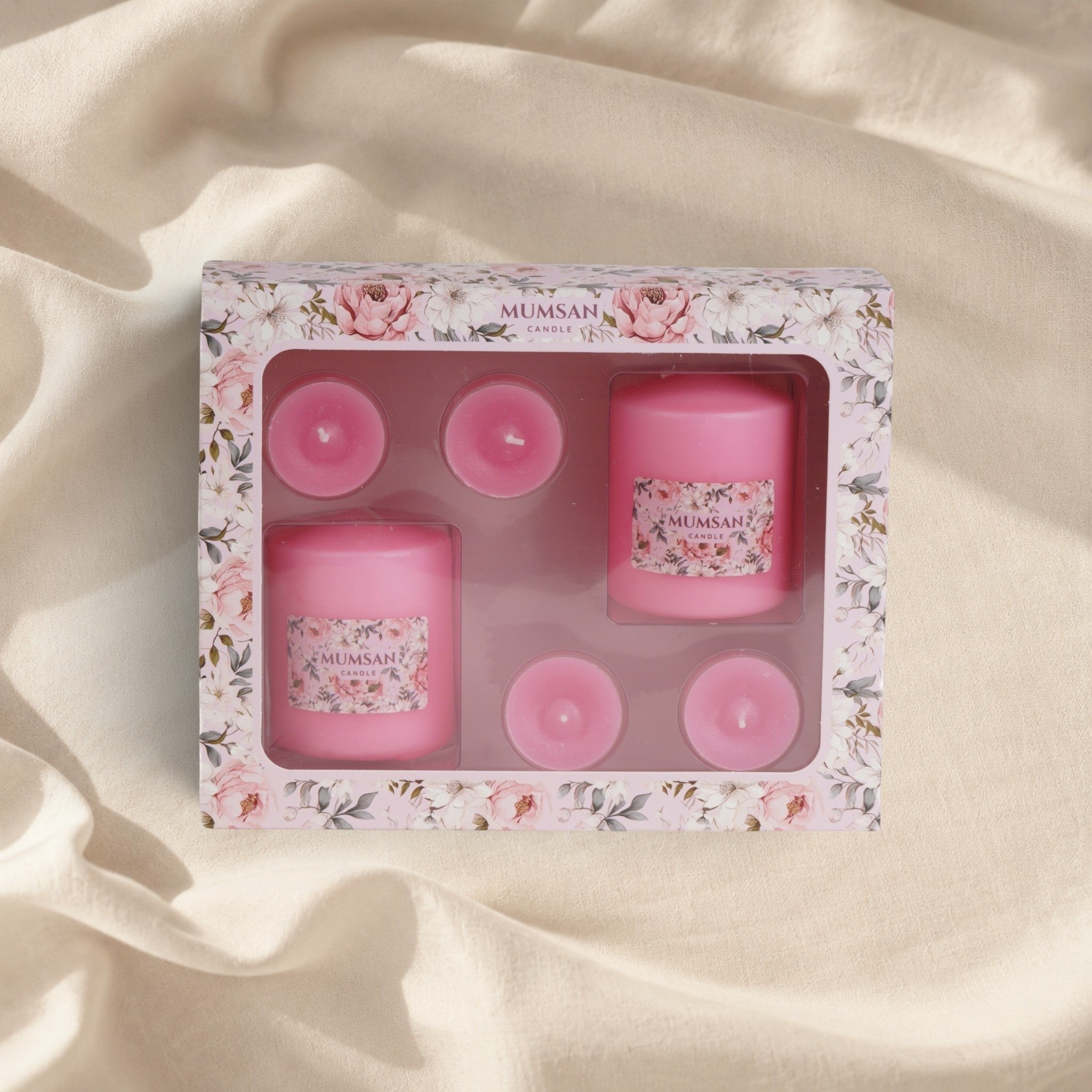 MUMSAN CANDLE pembe renkli, çiçek desenli kutuda 2 baton ve 4 kapsül mumdan oluşan hediye seti.