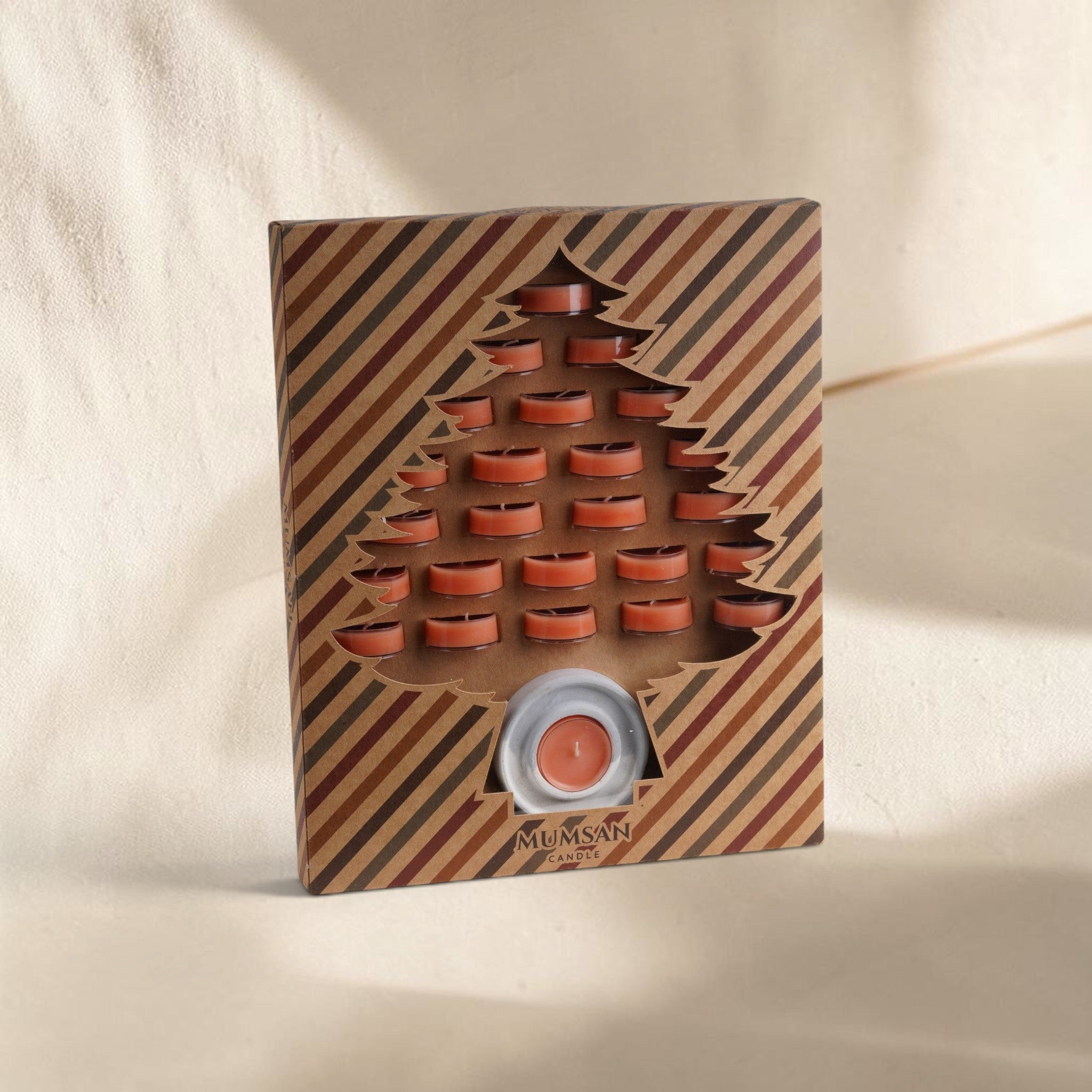 MUMSAN CANDLE 25'li çam ağacı şeklinde kutuda turuncu tealight mum seti. Yoğun kokulu, uzun yanma süreli.