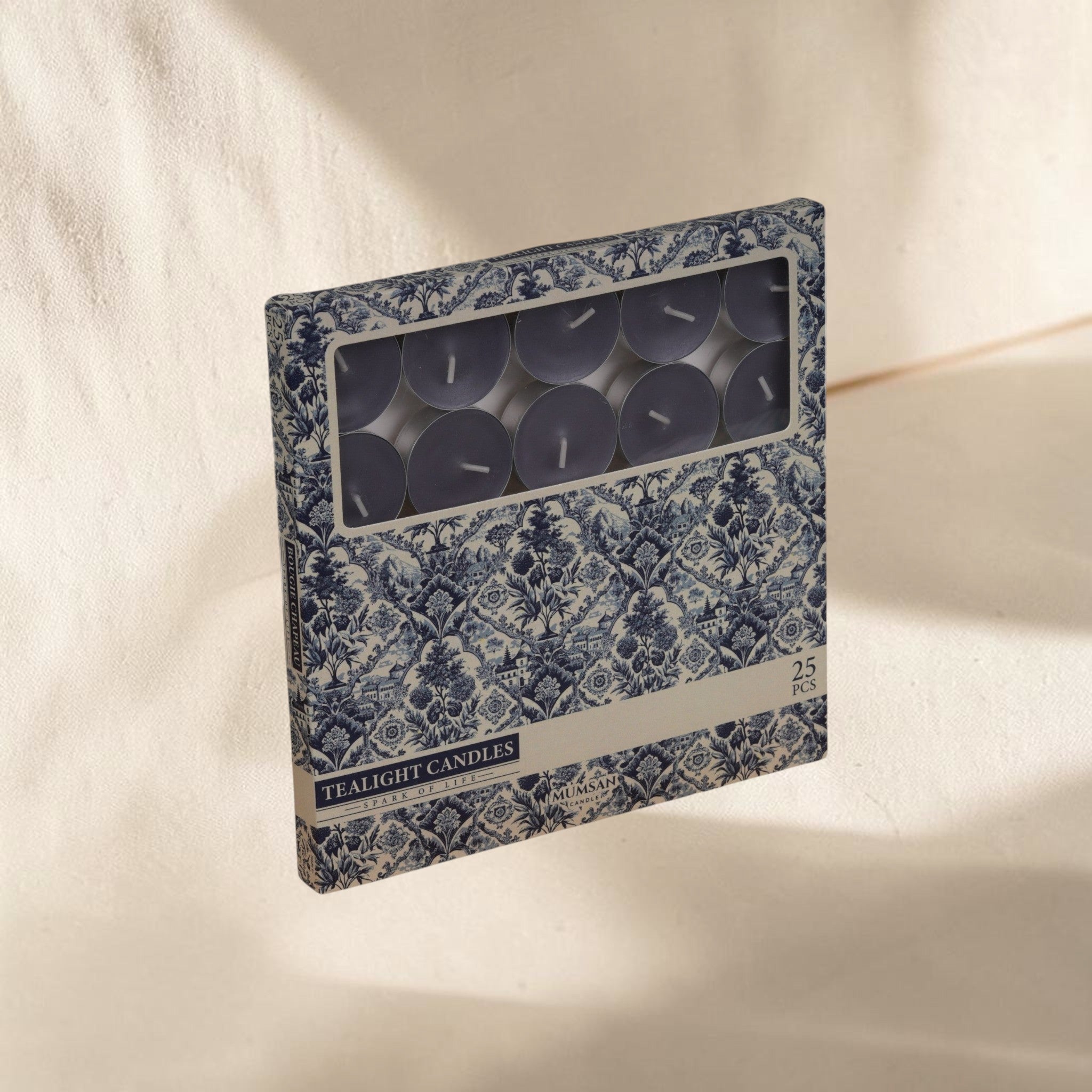 MUMSAN CANDLE 25'li tealight mum seti, mavi ve beyaz vintage desenli kutusunda, uzun süreli yanma için ideal.