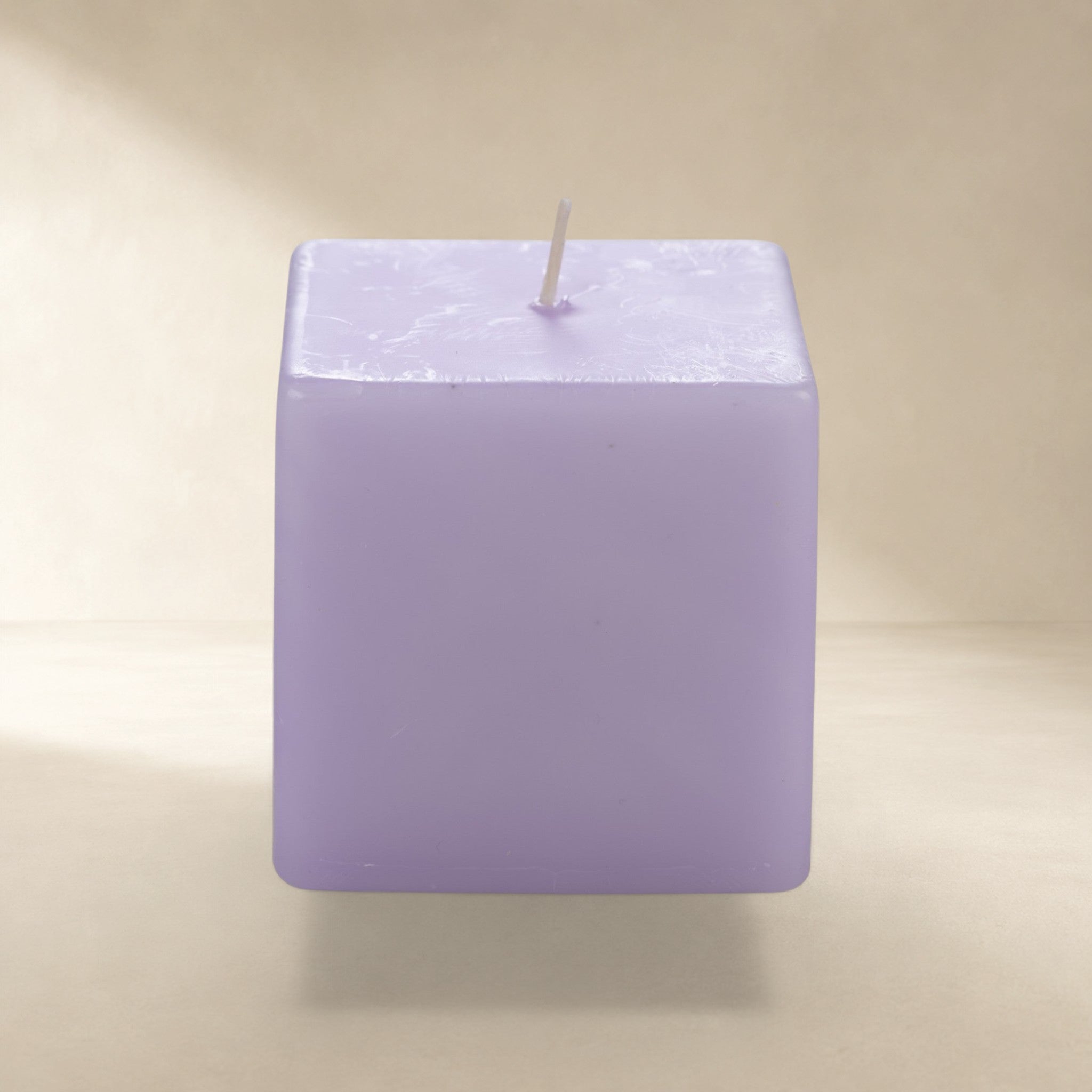 MUMSAN CANDLE açık mor renkli, 5x5x5 cm boyutlarında, dekoratif küp mum. Ev dekorasyonu için ideal.
