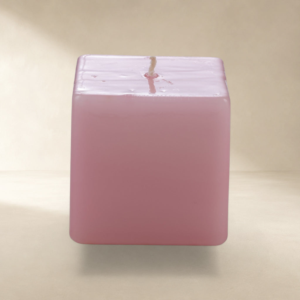 MUMSAN CANDLE pembe renkli, 5x5x5 cm boyutlarında, dekoratif küp mum. Ev dekorasyonu için ideal.