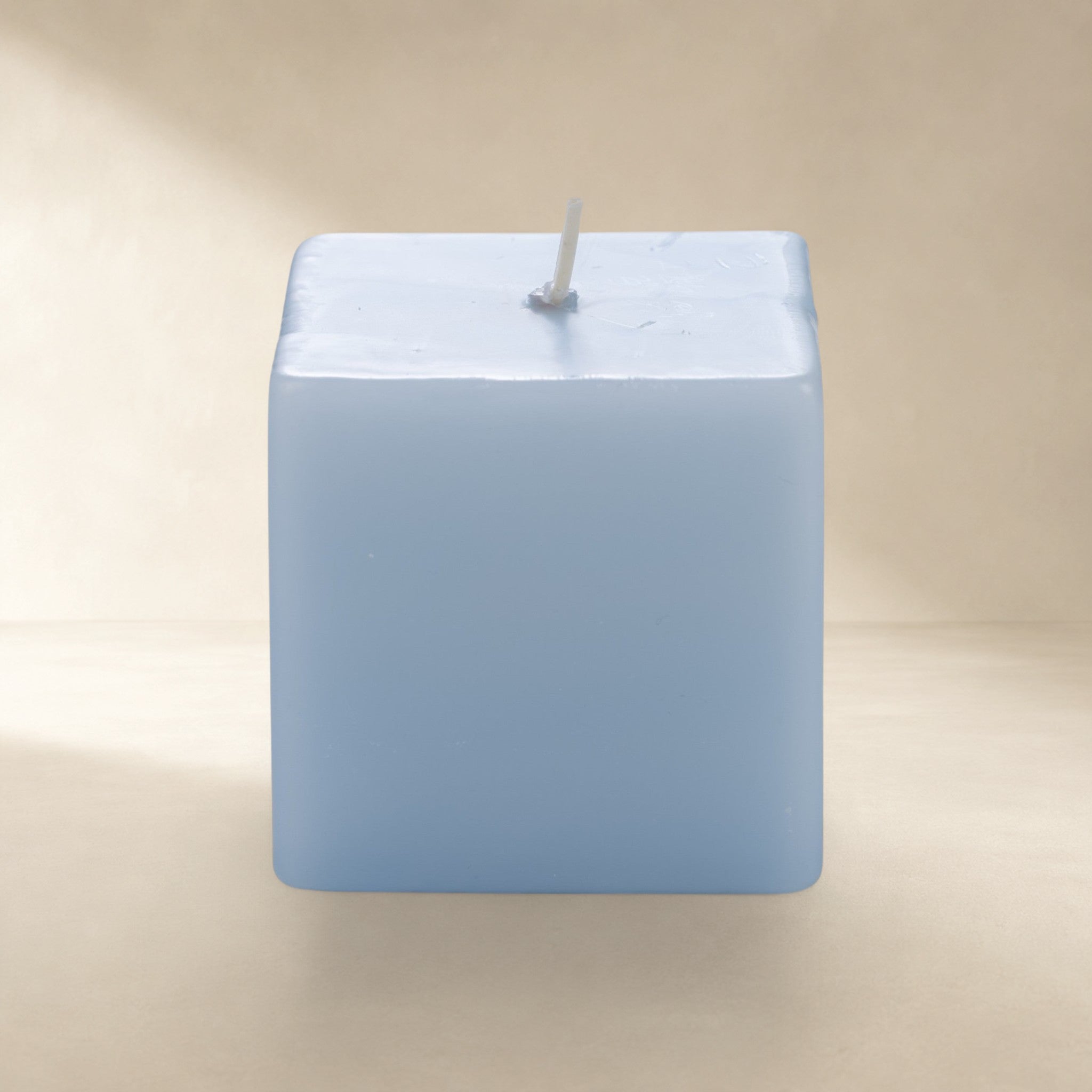 MUMSAN CANDLE açık mavi küp mum, 5x5x5 cm boyutlarında, ev dekorasyonu için ideal.